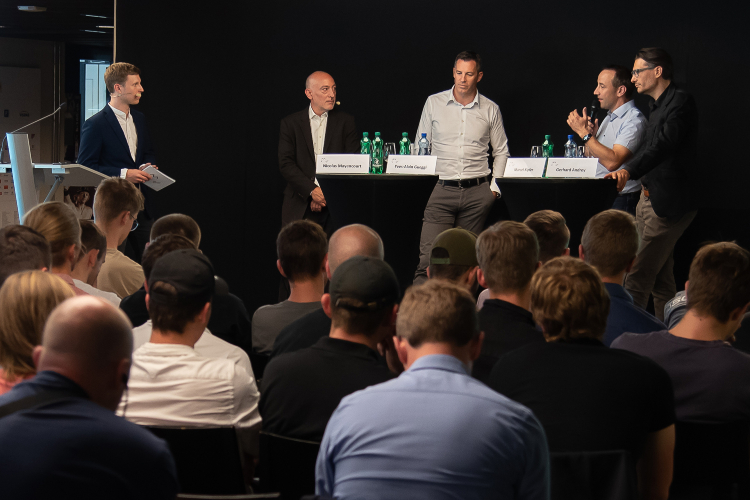 Organsation eines Events mit verschiedenen Exponenten. Organsation eines Events mit verschiedenen Exponenten.