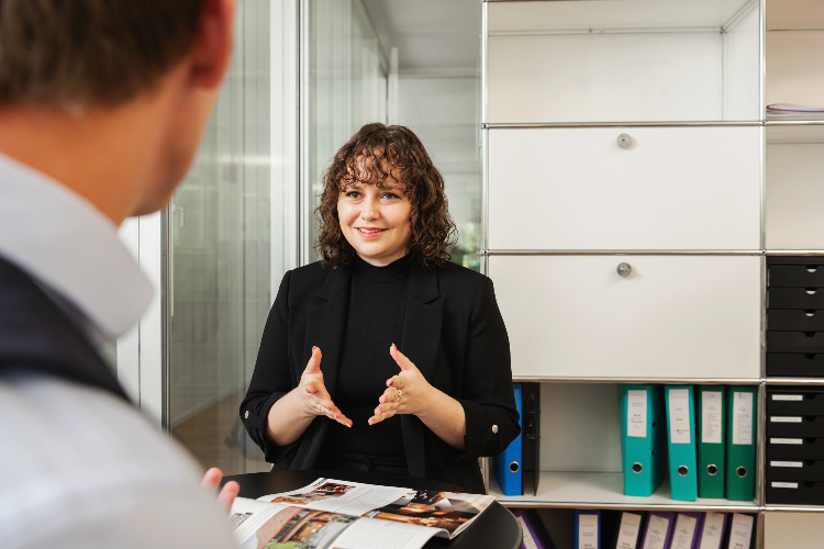 In der Medienarbeit werden regelmässig Interviews organisiert und Medienkonferenzen abgehalten.