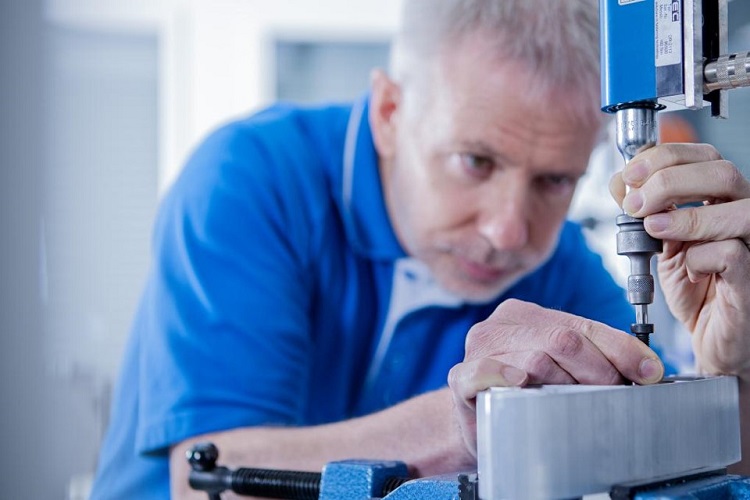 Ein Mitarbeiter verschraubt die Bossard-Schraube im Technical Center in Zug.