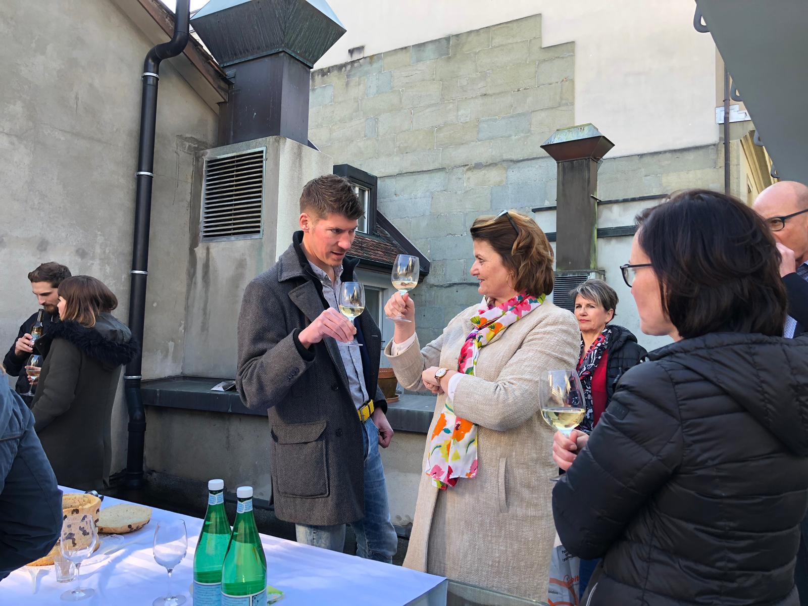 Wir stossen auf den erfolgreichen Online Marketing Kurs an